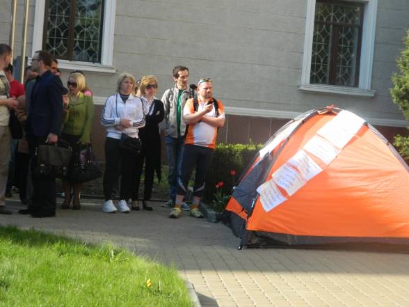 Активісти розмістили палатку під міськрадою та оголосили безстрокову акцію протесту, допоки міська влада не почує їхніх вимог