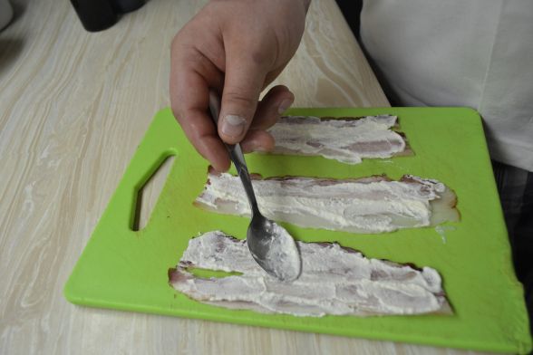 Щедро намастити на кожну смужку копченого бочка італійський сир рікота