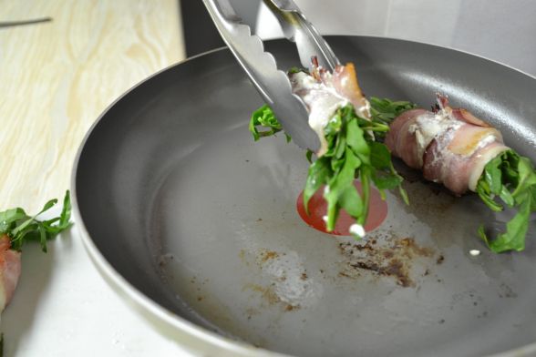 Обсмажити рулетики з бочка на добре нагрітій сковороді без додавання олії