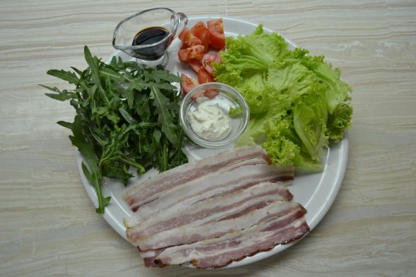 Нарізати смужками бочок, кубиками помідор, помити салат, підготувати решту