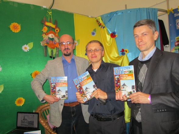 На презентації книги "Василіянські монастирі України. Книга 1: Галичина і Закарпаття" на стенді видавництва "Підручники & Посібники"