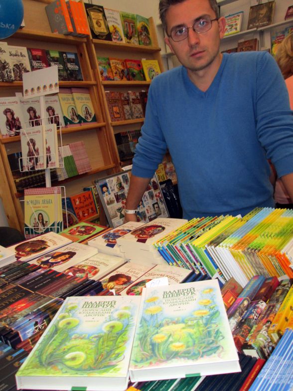 «Порослий кульбабами дворик» Валерія Шевчука у двох книгах від видавництва "Навчальна книга Богдан"