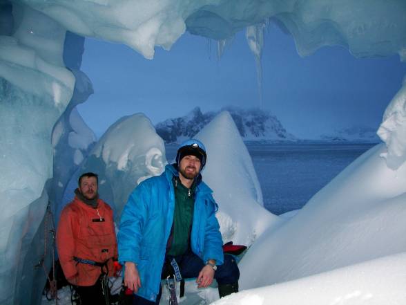 Льодова печера біля Української антарктичної станції