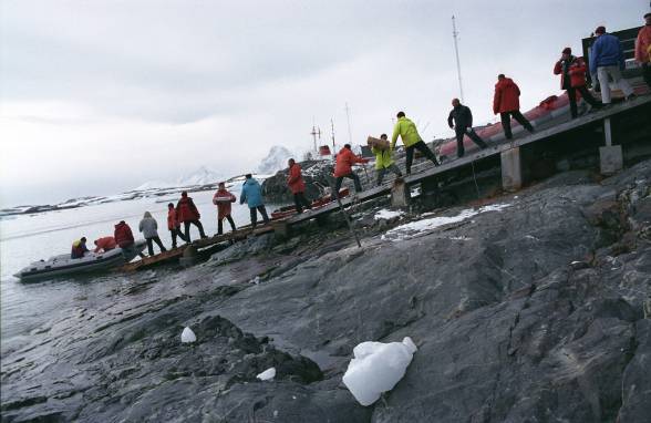 Українські полярники вивантажують багаж із судна на берег біля станції "Академік Вернадський"
