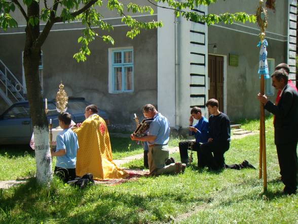 Молитва на подвір'ї монастиря