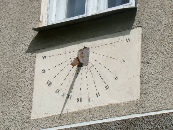 Старовинний сонячний годинник, що зберігся на стіні монастиря
