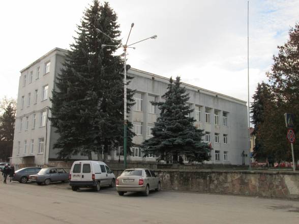 Радянська будівля райадміністрації та райради на Ринковій площі