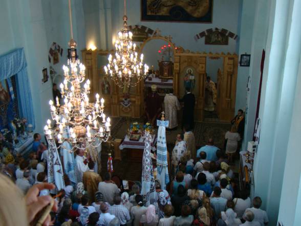 Відправа у монастирській церкві у Краснопущі