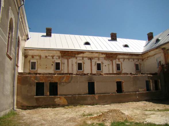 Новий дах над монастирем