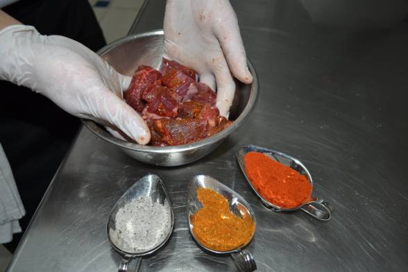 Замаринувати баранину у суміші солі і перцю, прянощах для м’яса на дві години