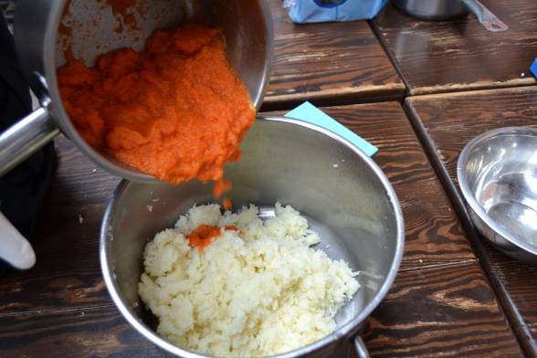 Зварити картоплю і моркву, першу розім’яти, другу протерти крізь сито
