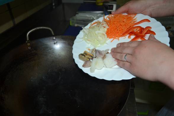 Обсмажувати морепродукти у сковороді 1-2 хвилин, помішуючи