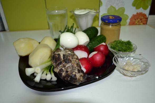 Зварити картоплю і яйця, підготувати решту продуктів