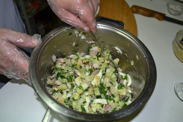 Накраяти усі продукти кубиками, додати жовток і цибулю, вимішати