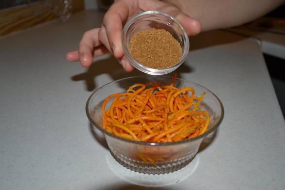 Натерти моркву соломкою, заправити сумішшю прянощів