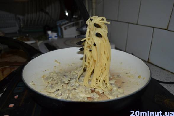 Зварити спагеті, процідити, додати до грибів і цибулі у вершках