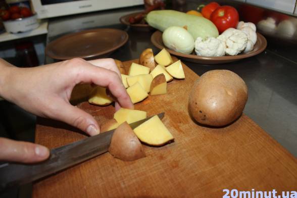 Нарізати картоплю, обсмажити у фритюрі, кубики курячого м’яса — у сковороді