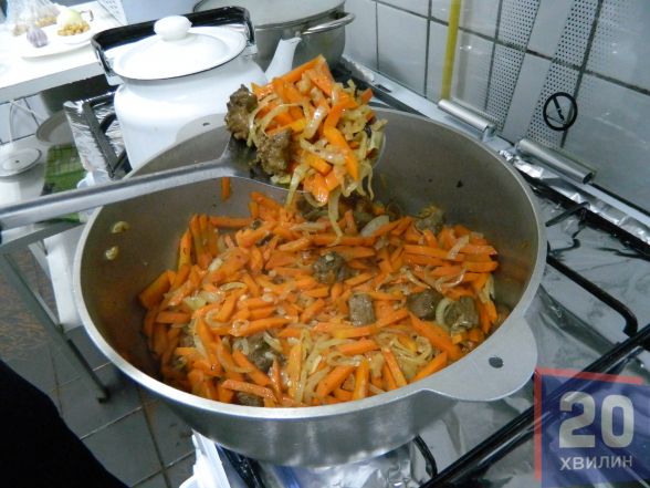 Помішувати овочі з м’ясом, щоб рівномірно приготувалися, варити без накривки