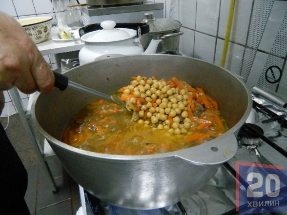 Коли овочі і м’ясо будуть напівготові, додати прянощі і нут, добре все вимішати