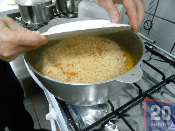 Коли рис вбере воду, скрутити вогонь і накрити каструлю кришкою, варити 30 хв.