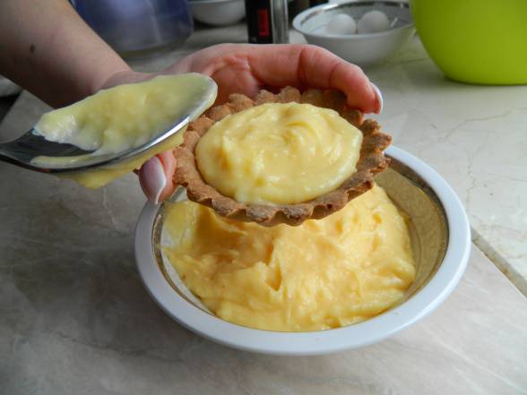 Сік лимона довести до кипіння, додати збитий жовток, варити 3-4 хв., додати цедру і масло