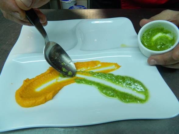 Приготувати соуси — з зелені та вареного гарбуза, декорувати страву