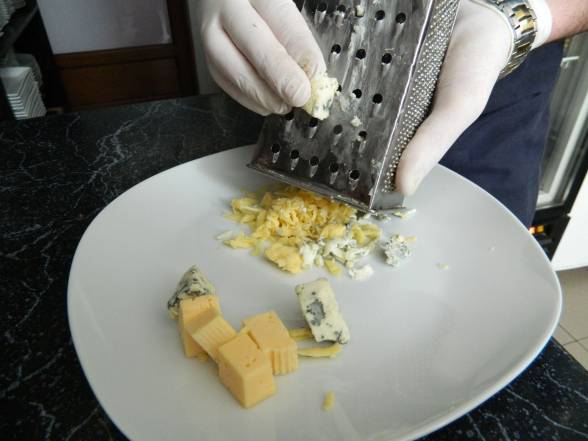 Натерти сир, влити вершки і нагріти до утворення однорідної маси