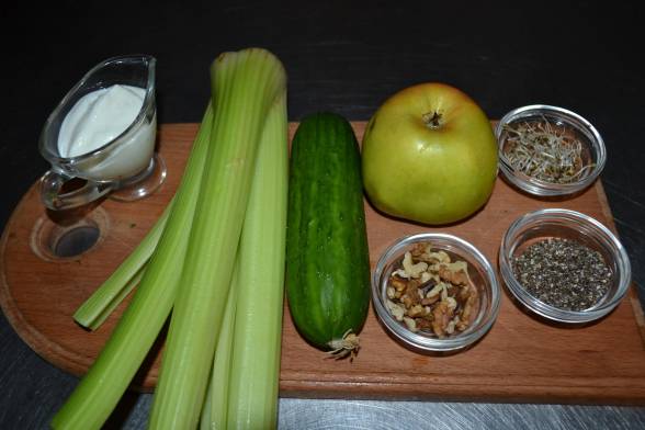 Помити овочі і яблуко, підготувати решту необхідних продуктів