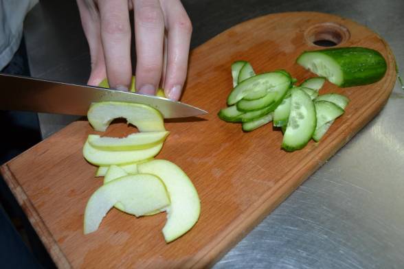 Огірок і яблуко нарізати разом зі шкіркою тонкими скибками