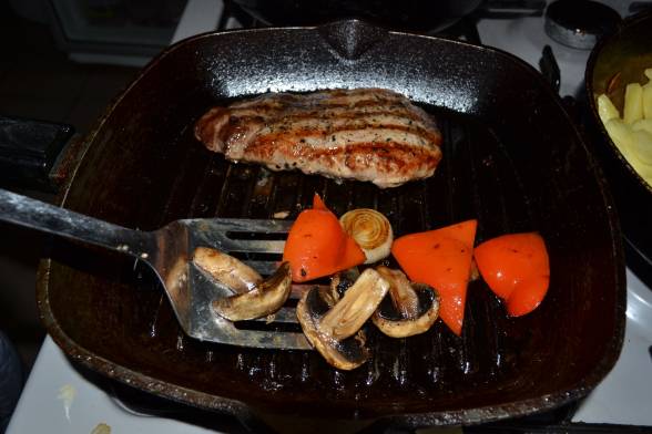 Обсмажувати овочі на гриль-сковороді зі стейком до легкої хрусткості