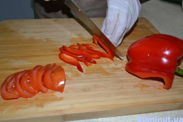 Капусту пробланшувати, помідор нарізати скибками, перець — смужками