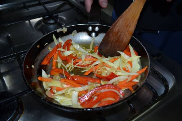 Викласти овочі в олію, обсмажити, додати соєвий соус і кунжут
