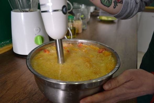 Пересипати суп у блендер, розім’яти до утворення однорідної маси