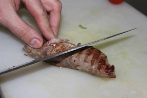 Нарізати м’ясо слайсами, товщиною 1 см, викласти поруч з пюре