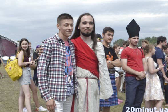 Із хлопцем Артемом із Сум, який ходить переодягнутий в образ Ісуса, часто фотографують інші фестивальники.