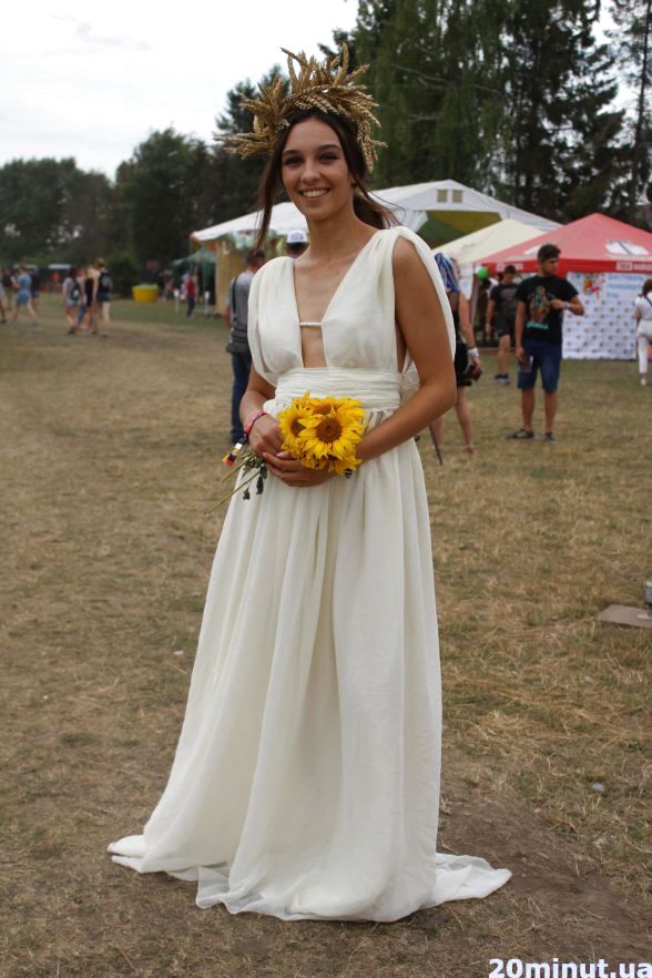 Настя на фесті одягнута у білу сукню та зробила собі віночок із пшениці, щоб виглядати святково на своїй “церемонії одруження”.