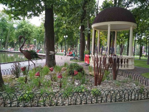 Озеро в парку ім. Горького. Ця місцина часто задіяна в фотосесіях, зокрема весільних. Моє весілля, каже Оксана, також фотографувалося на цих локаціях. Це були найщасливіші моменти мого життя