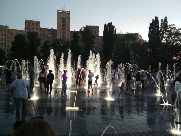 Фонтан біля університету ім. Каразіна - одне з улюблених місць відпочинку харків'ян
