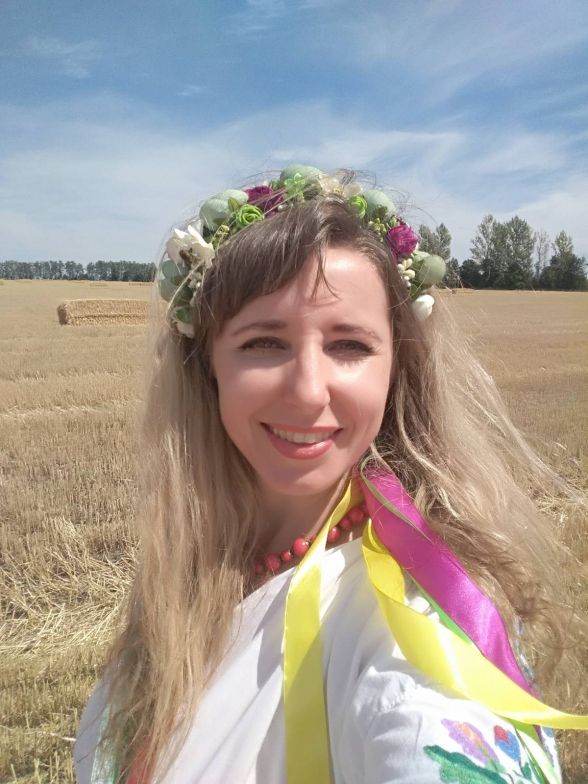 Всі мої фото до війни, а в мене їх безліч, були тільки з усмішкою, мої рідні навіть шуткуючи казали, що з усіх світлин нема за всі роки жодного без посмішки-це чиста правда, каже Оксана! Я дуже ЛЮБЛЮ ЖИТТЯ! Кожен день був для мене особливим-щасливим! Я Українка! Як моя мама, бабусі й прабабусі... Вірю в скору ПЕРЕМОГУ  та чекаю на повернення додому