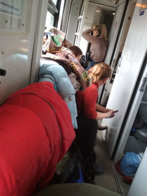 Кисню було мало, в вагоні страшна задуха. В купе, що розраховано на 4 особи, їхало 12-15 людей. Сиділи й напівприлягали по черзі.