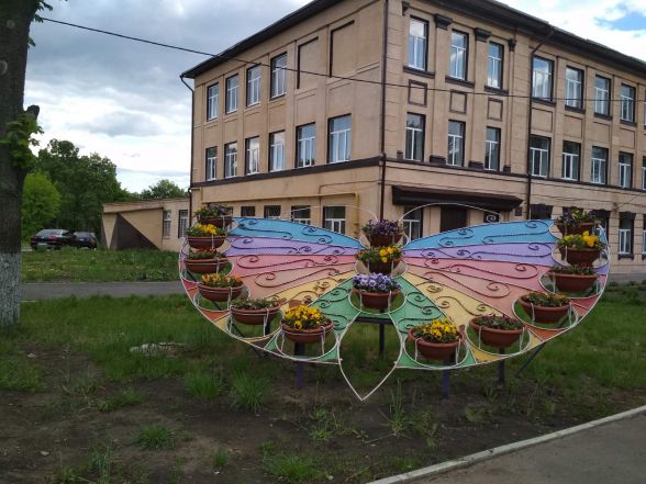 Школа неподалік дому Оксани та парку "Свет Шахтера" й Карпівського саду