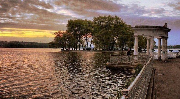 Острівець кохання із сердець Терни і Поля