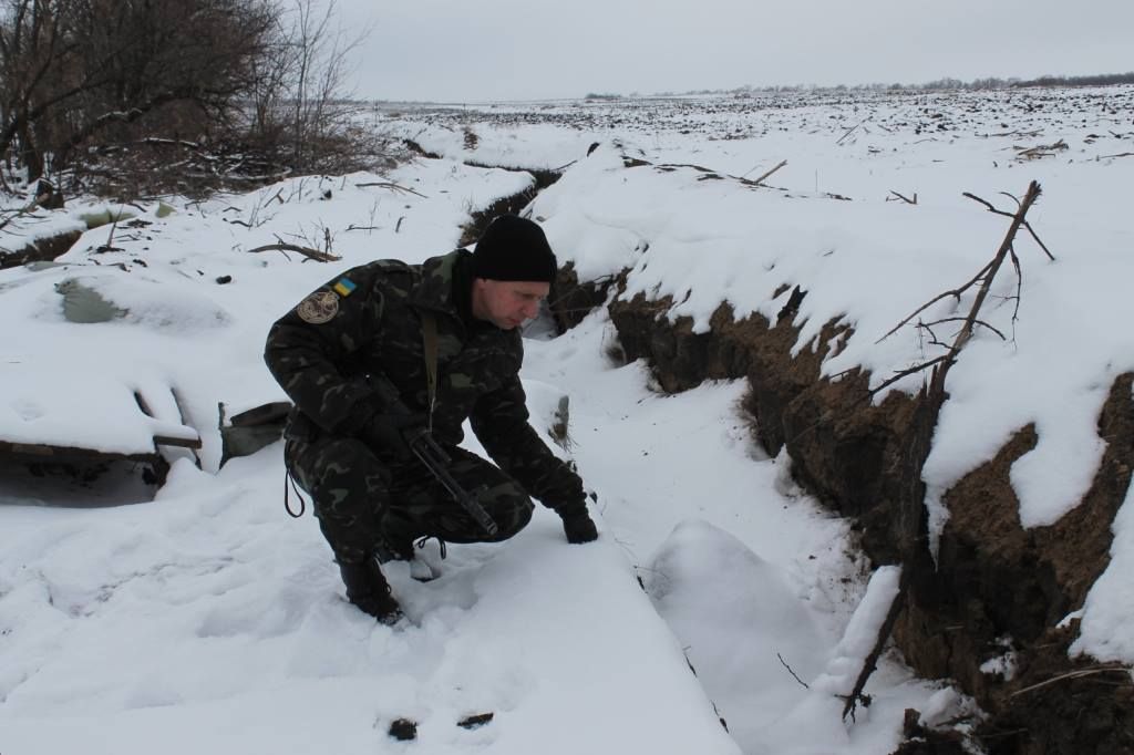 Окопы украинских солдат видео. Украинские солдаты в окопах.