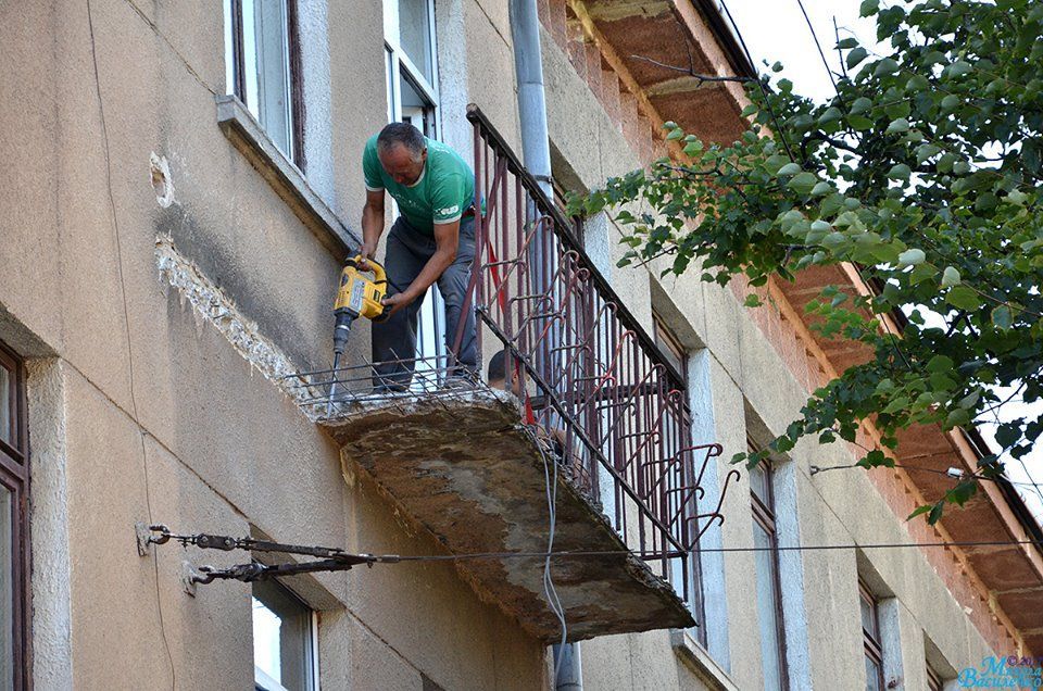 Свіжі новини тернополя. Демонтаж балконной плиты. Балконы демонтажные. Демонтаж балкона защита. Разобрать балкон.