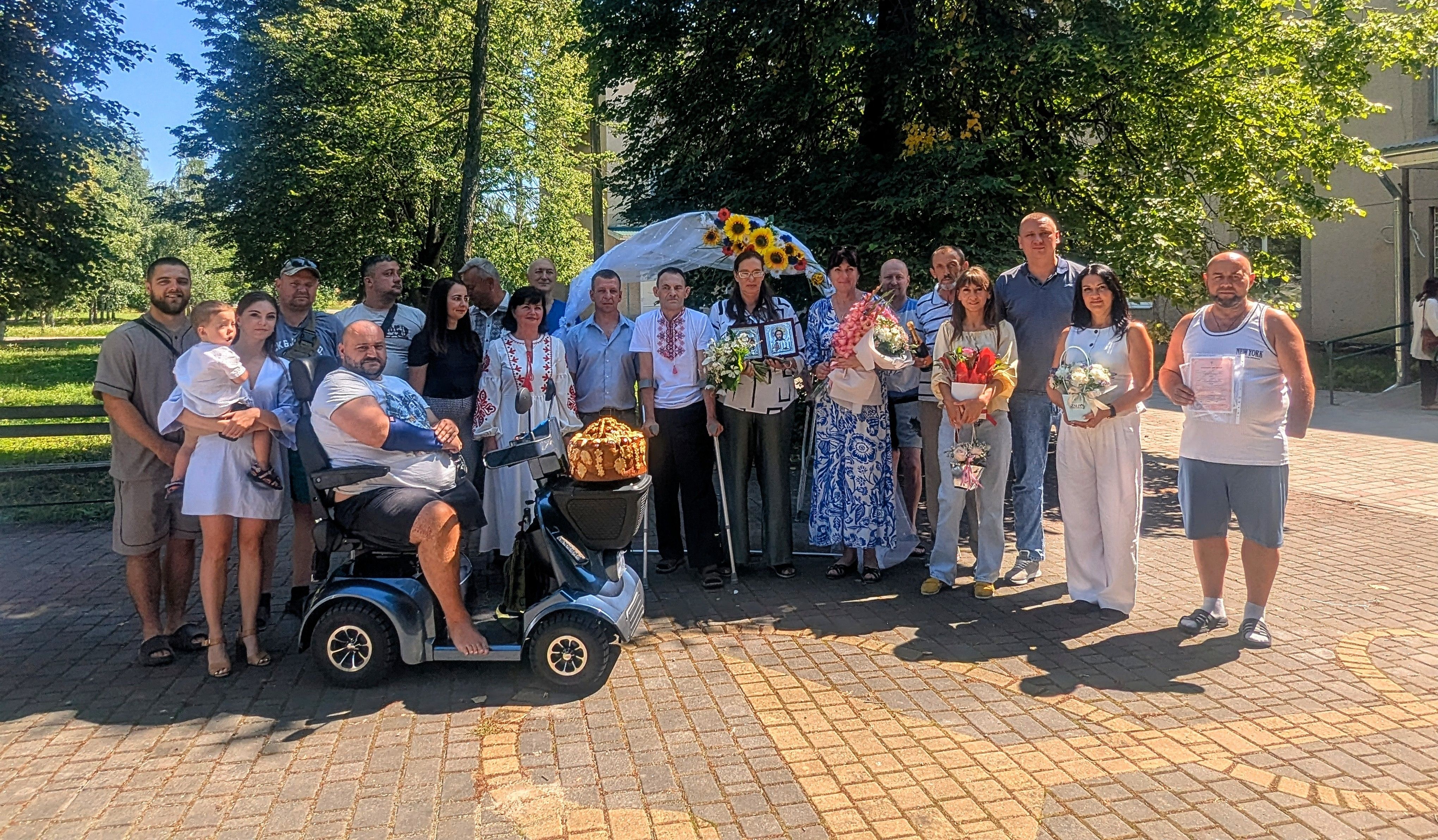 «Ми раді, що змогли здійснити їхню мрію». У лікарні, де лікують поранених військових, «зіграли» весілля