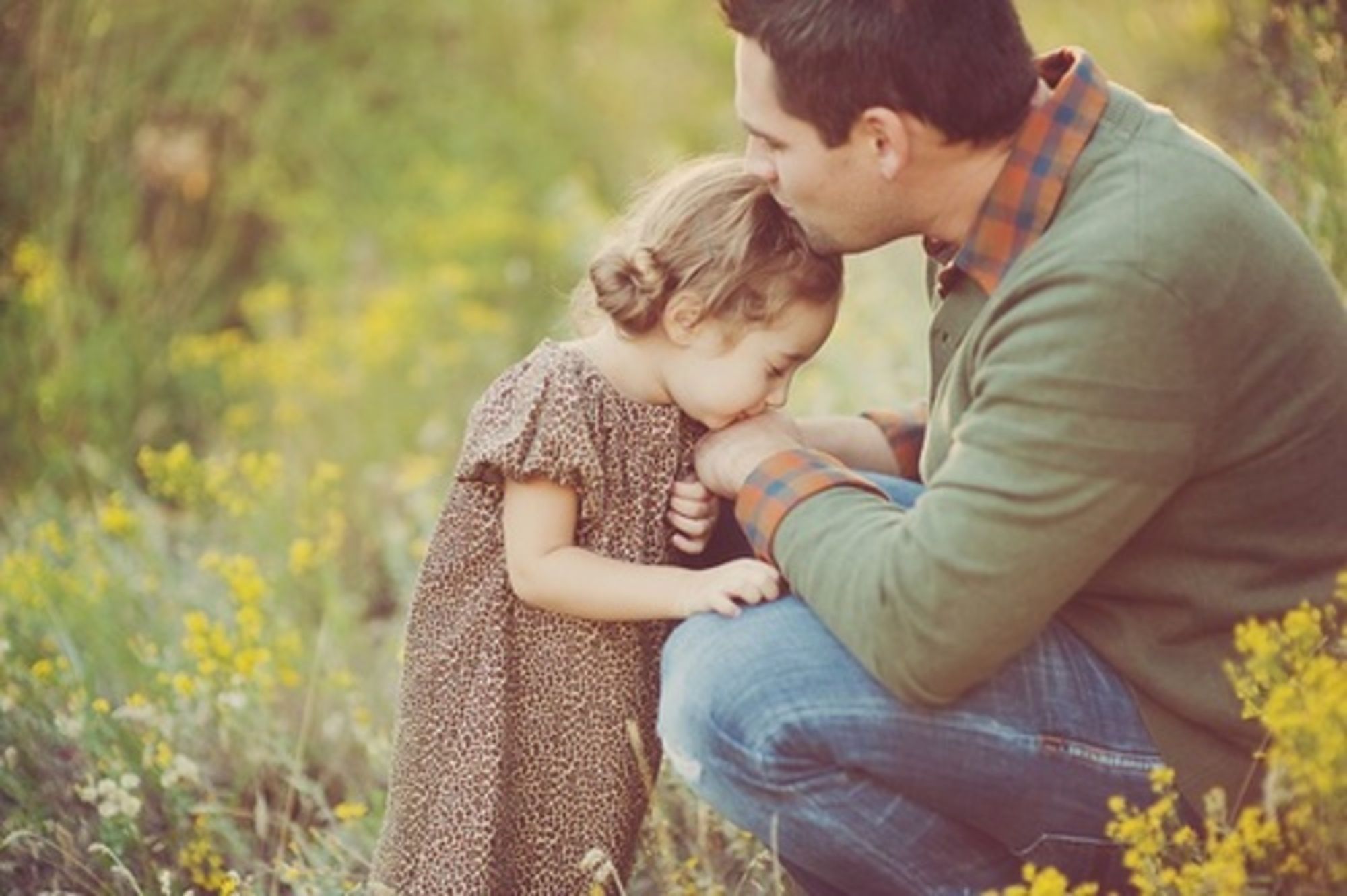 Недалекий отец. Отец и дочь. Обнимает ребенка. Любовь отца. Объятия детей и родителей.