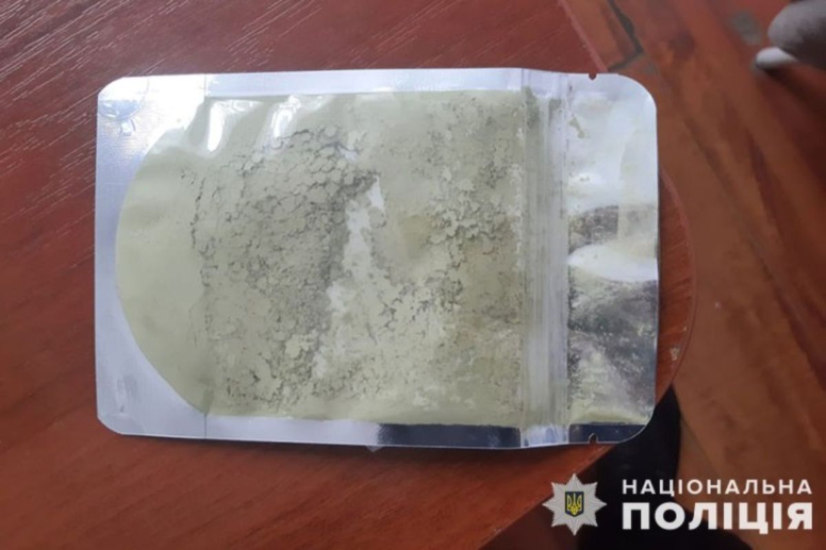 У 15-річної учениці однієї з шкіл Тернополя знайшли пакет з порошком, що схожий на наркотики