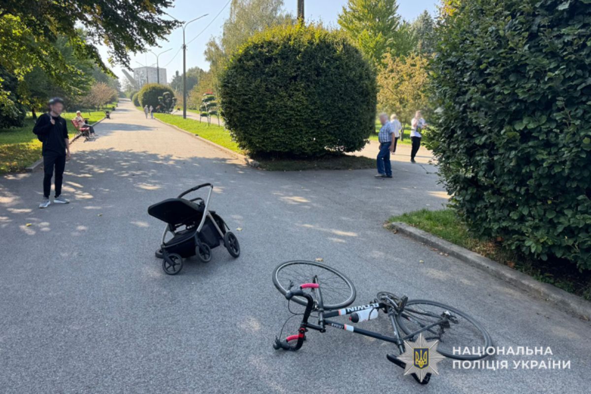 У парку Нацвідродження велосипедист наїхав на жінку з тримісячною дитиною