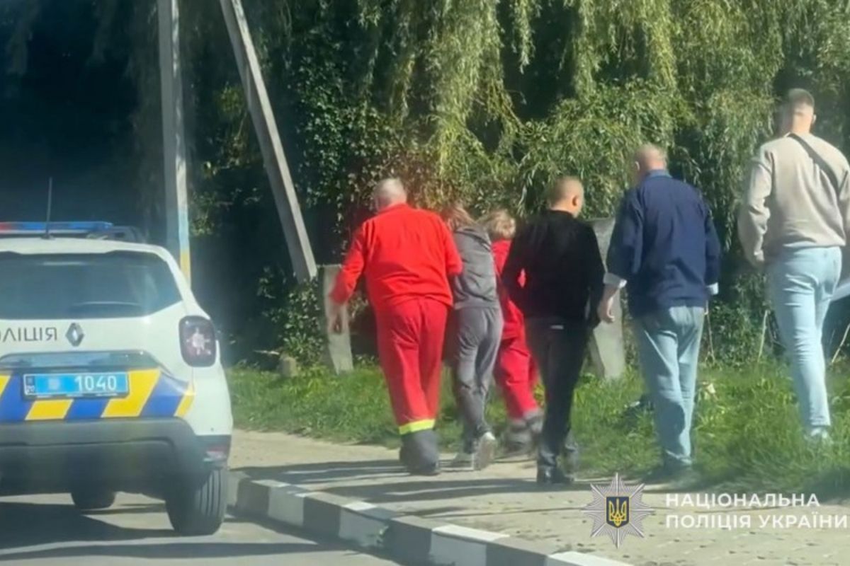 У Бучачі поліцейський врятував життя жінці, яка лежала на узбіччі