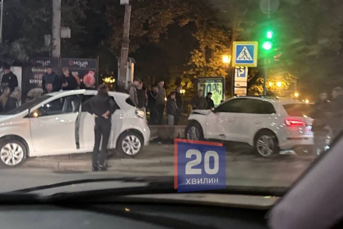 Аварія біля ЦУМу: двох людей шпиталізували